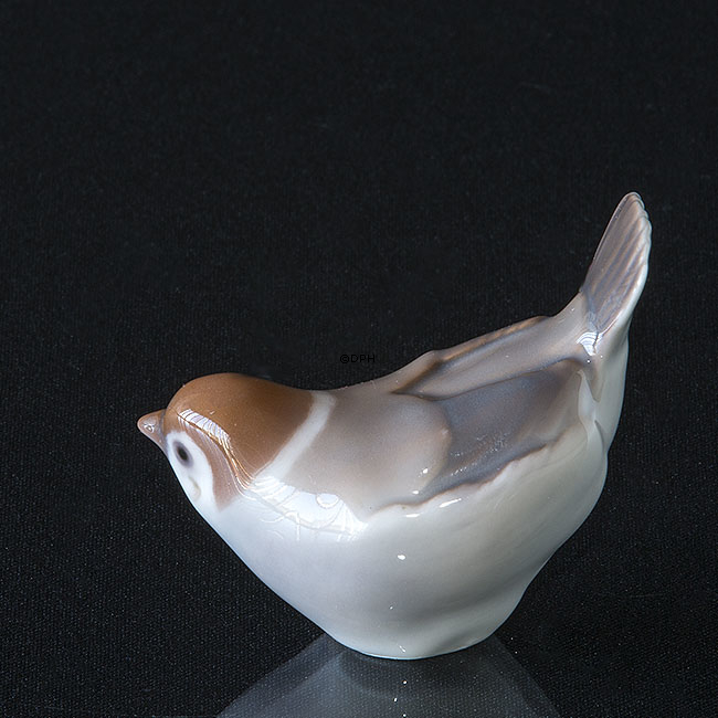 Spurv med halen op, Bing & Grøndahl fuglefigur nr. 083 eller 2494