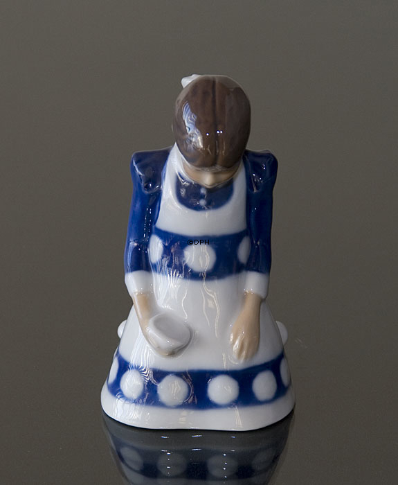 Pige serverer mælk, Bing & Grøndahl figur nr. 2526