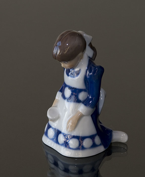 Pige serverer mælk, Bing & Grøndahl figur nr. 2526