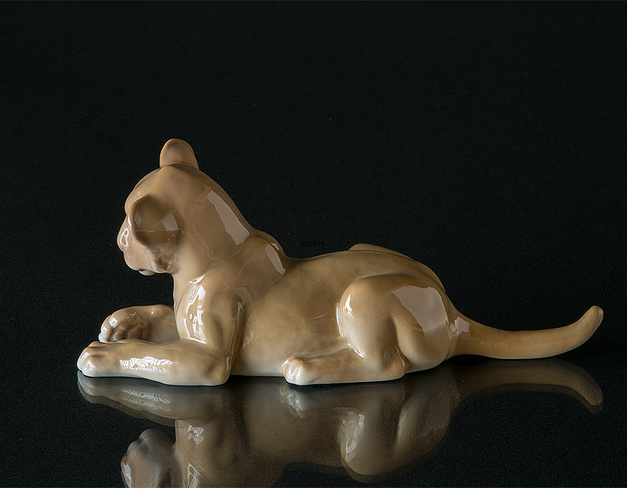 Løveunge, liggende, Bing & Grøndahl figur nr. 2528