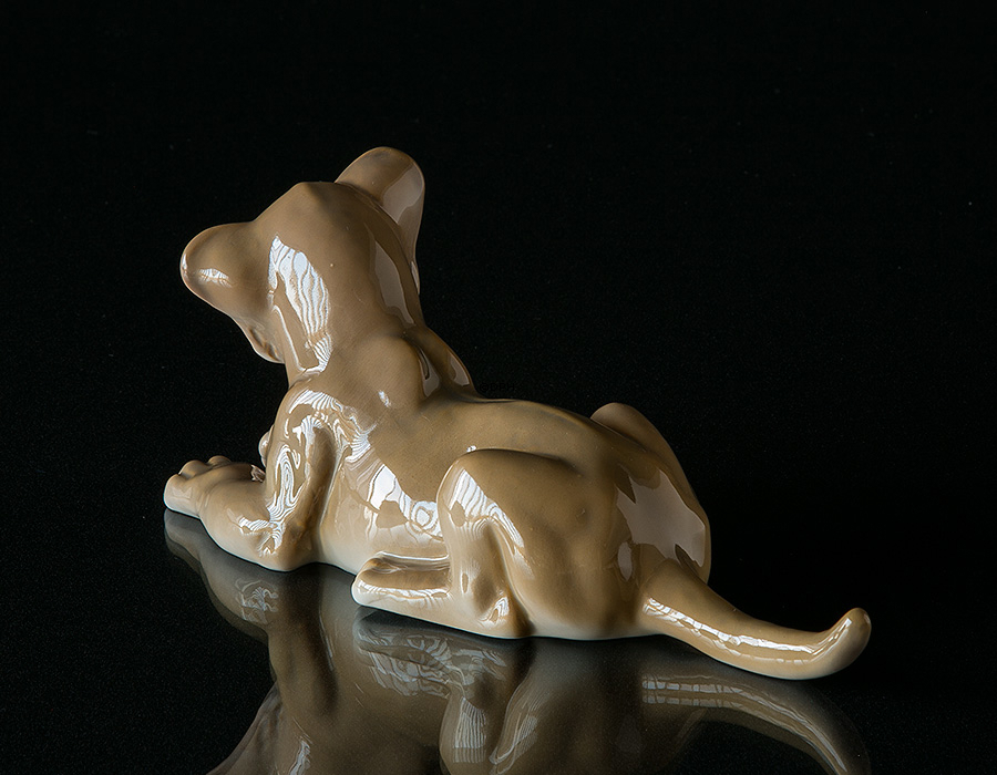 Løveunge, liggende, Bing & Grøndahl figur nr. 2528