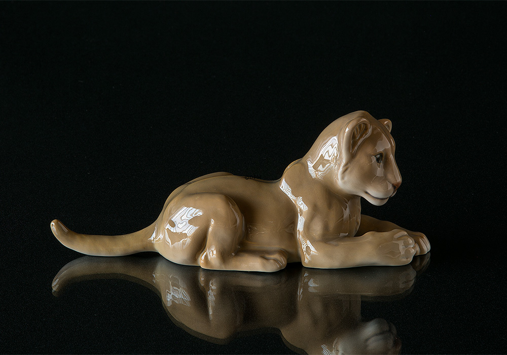 Løveunge, liggende, Bing & Grøndahl figur nr. 2528