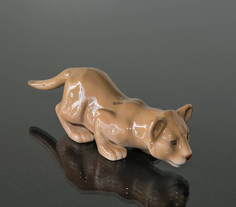 Løveunge, snigende. Bing & Grøndahl figur nr. 2529