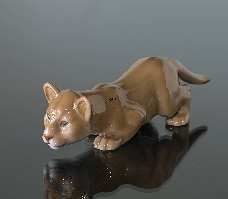 Løveunge, snigende. Bing & Grøndahl figur nr. 2529