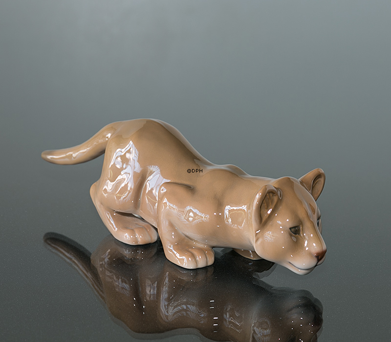 Løveunge, snigende. Bing & Grøndahl figur nr. 2529