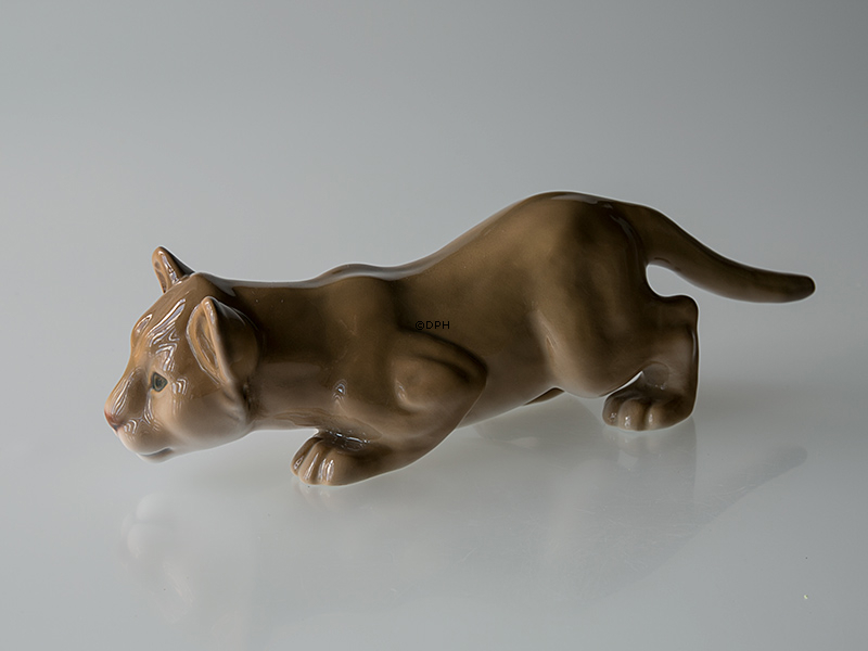 Løveunge, snigende. Bing & Grøndahl figur nr. 2529