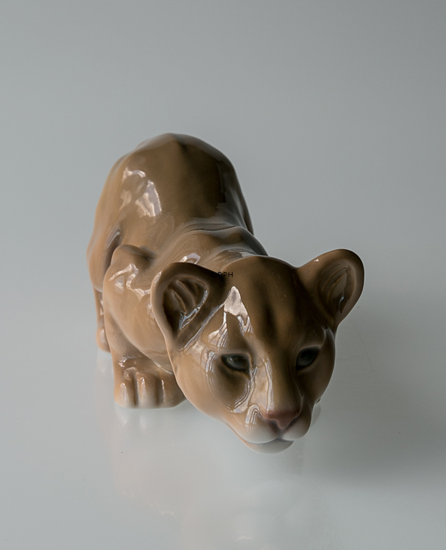 Løveunge, snigende. Bing & Grøndahl figur nr. 2529