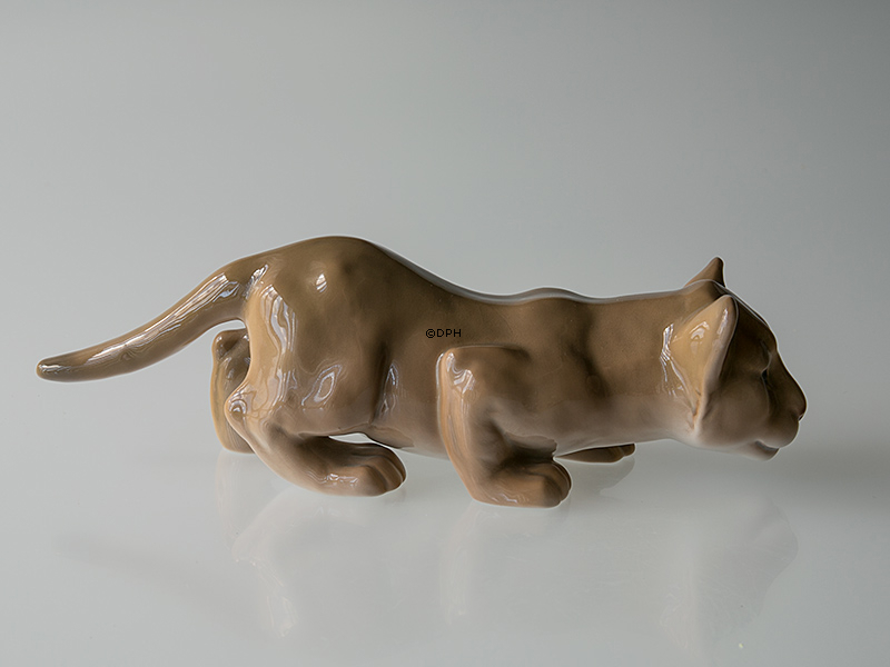 Løveunge, snigende. Bing & Grøndahl figur nr. 2529