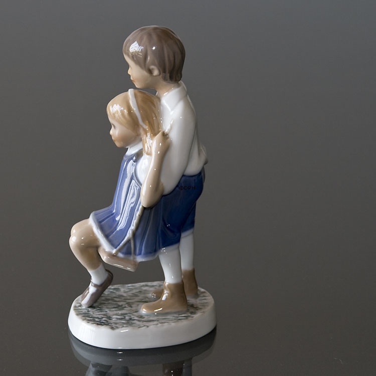 Gyngetur i haven, Børn der leger, Bing & Grøndahl figur nr. 2541