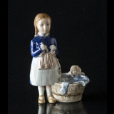 Mädchen mit Waschzuber und Puppe, Bing & Grondahl Figur Nr. 2563