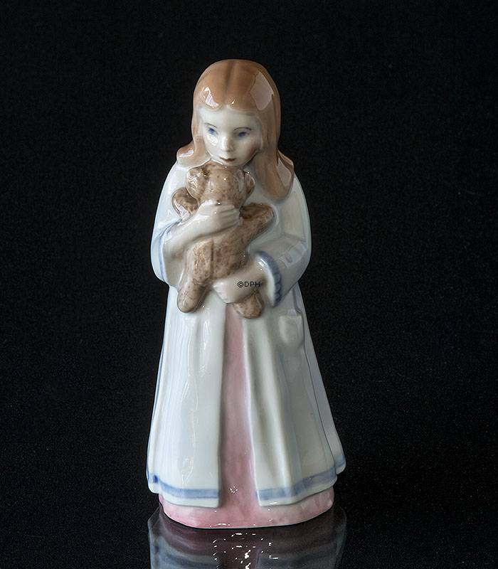 Pige i natkjole holder bamse, Bing & Grøndahl figur nr. 2571