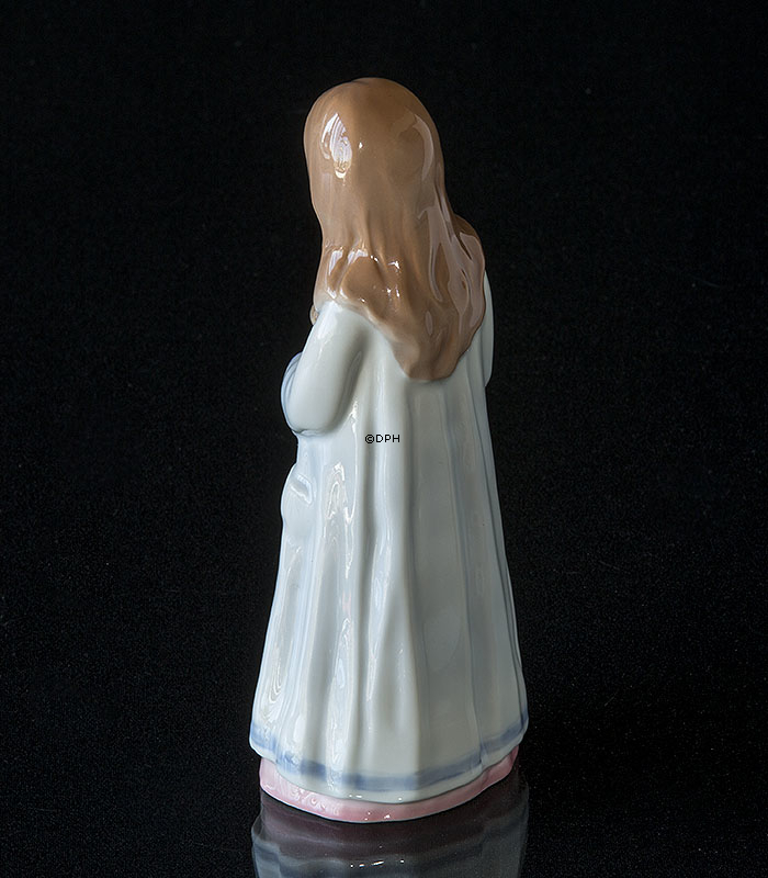 Pige i natkjole holder bamse, Bing & Grøndahl figur nr. 2571