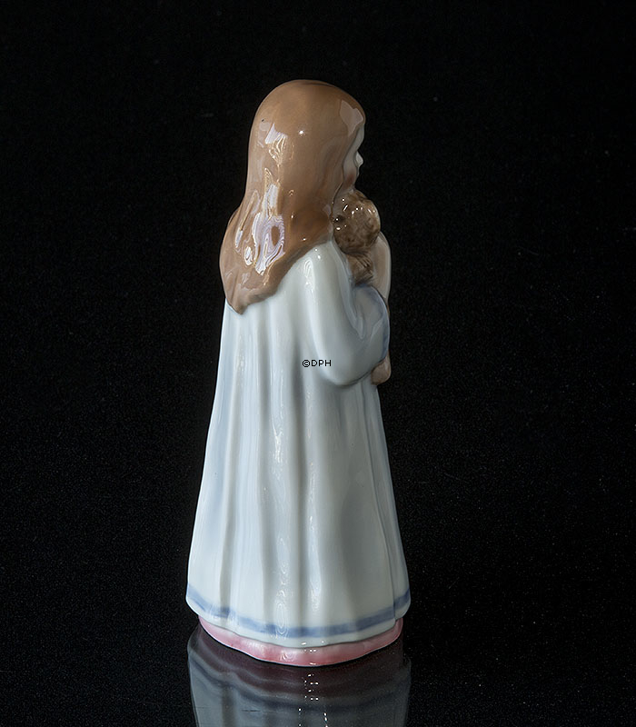 Pige i natkjole holder bamse, Bing & Grøndahl figur nr. 2571