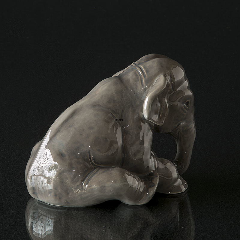 Siddende elefant, Bing & Grøndahl figur nr. 2573