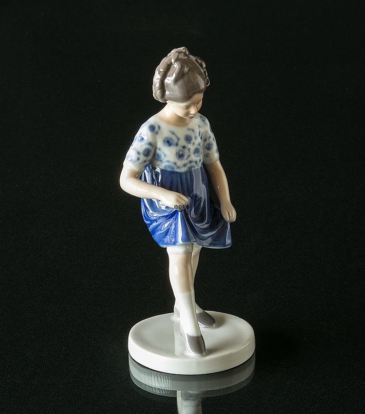 Pige dansende i blå nederdel, Bing & Grøndahl figur nr. 2586