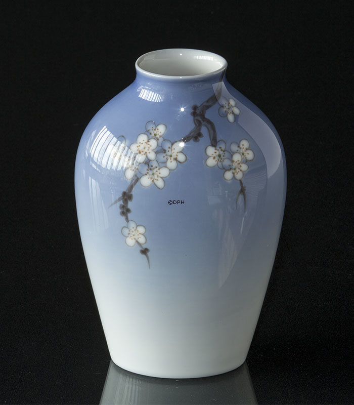 Vase med Kirsebærblomst, Bing & Grøndahl nr. 260-5239 eller 1302-260