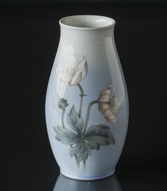 Vase med blomst, Indskrift KAD 1901-1981, Bing & Grøndahl nr. 342-5249-4C
