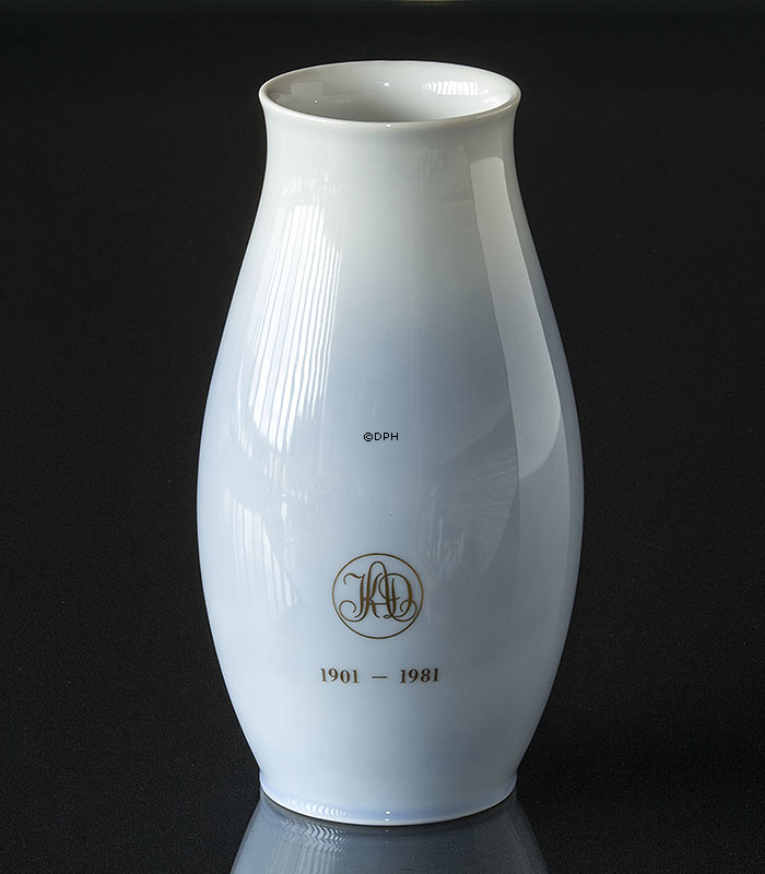 Vase med blomst, Indskrift KAD 1901-1981, Bing & Grøndahl nr. 342-5249-4C