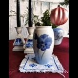 Vase mit blaue Blume, Bing & Gröndahl Nr. 385-5254