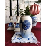 Vase med blå blomst, Bing & Grøndahl nr. 385-5254