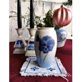 Vase mit blaue Blume, Bing & Gröndahl Nr. 385-5254