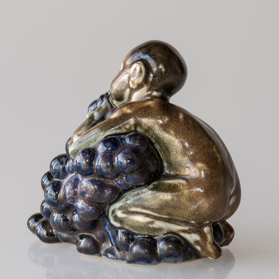 Barn med vindruer, Bing & Grøndahl figur nr. 4021