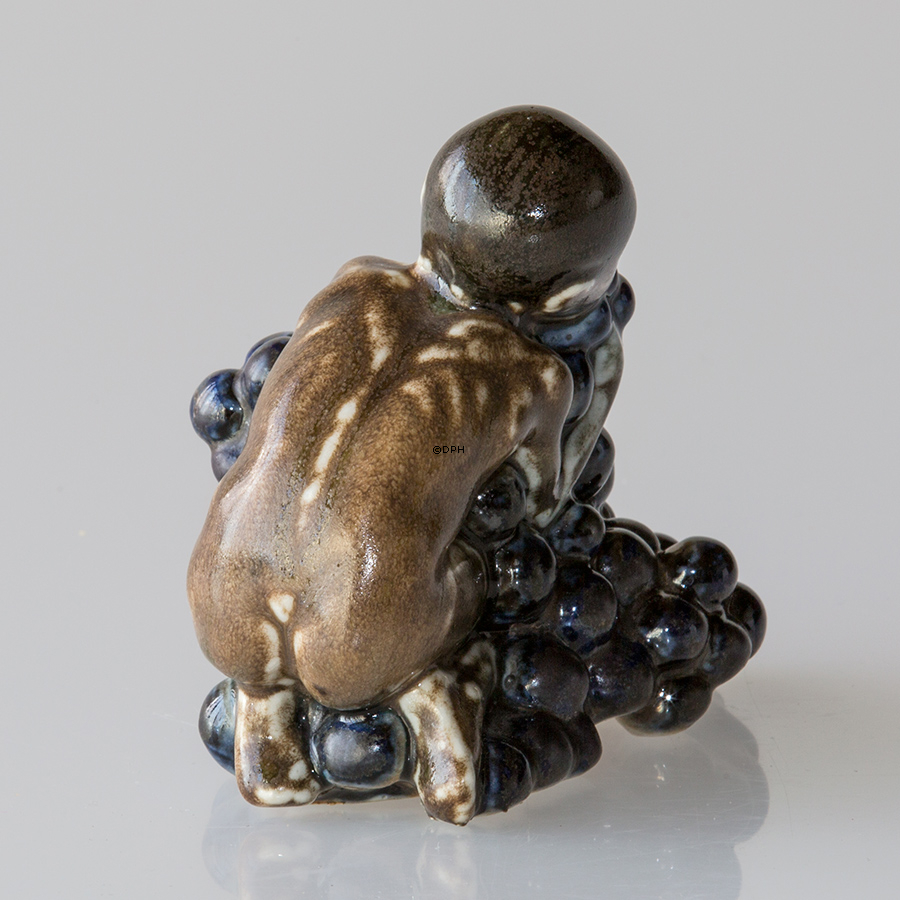 Barn med vindruer, Bing & Grøndahl figur nr. 4021