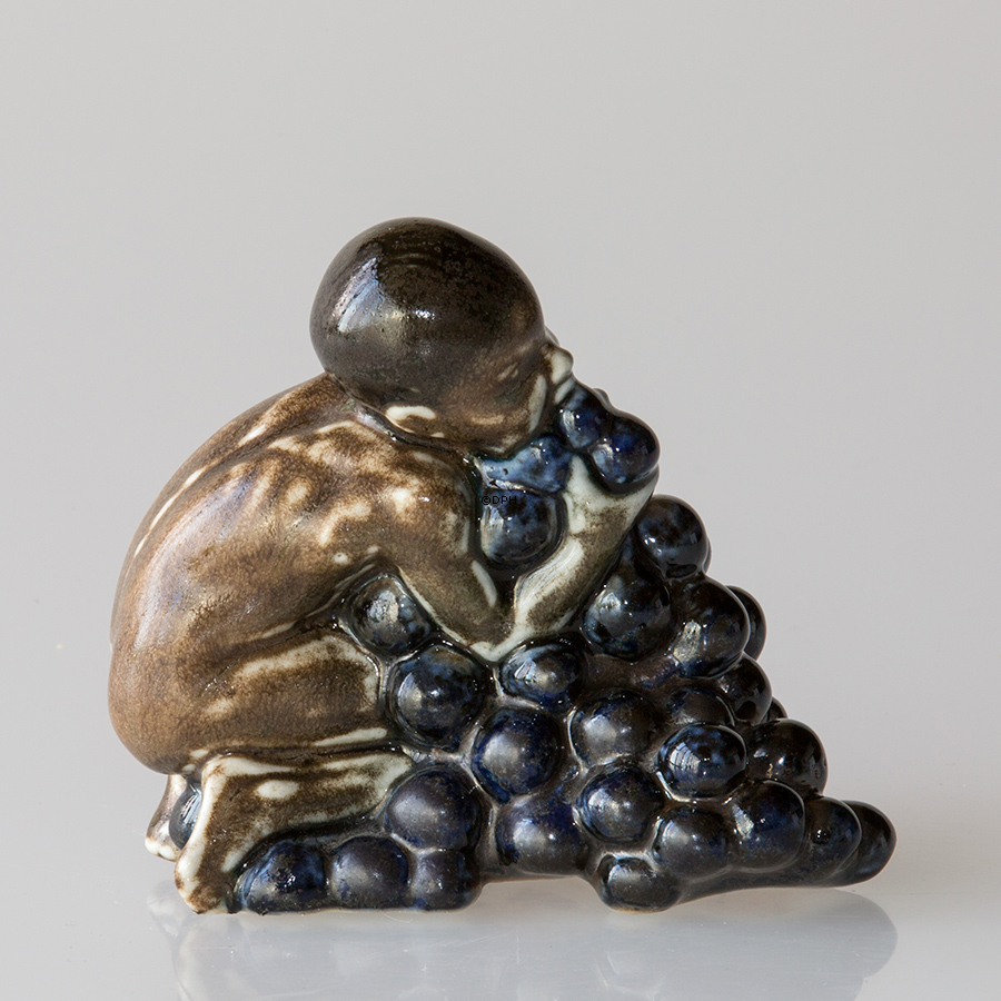 Barn med vindruer, Bing & Grøndahl figur nr. 4021