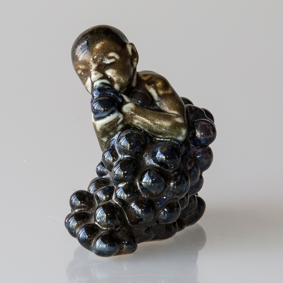 Barn med vindruer, Bing & Grøndahl figur nr. 4021