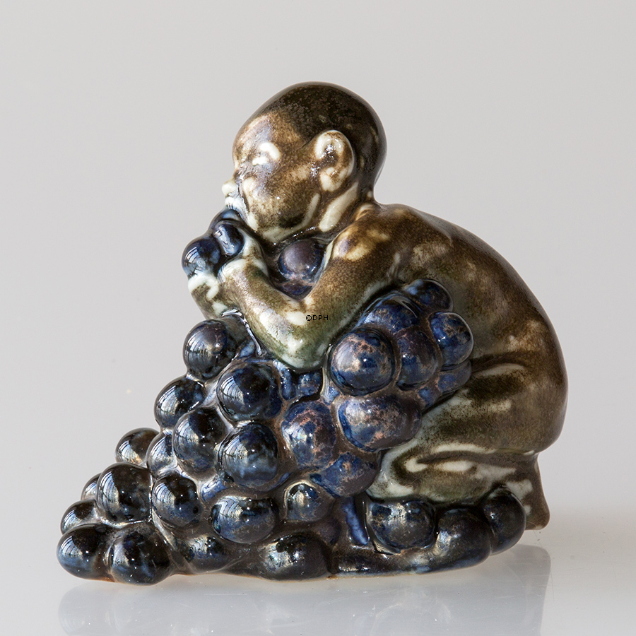 Barn med vindruer, Bing & Grøndahl figur nr. 4021