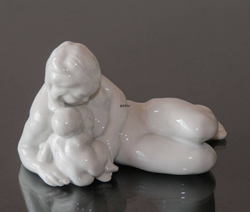 Kvinde med barn, Bing & Grøndahl figur nr. 29 eller 4029