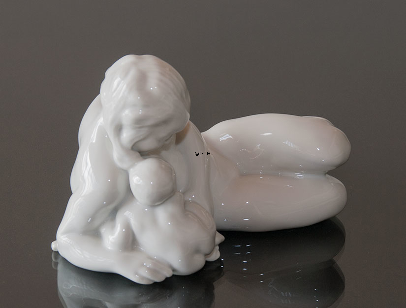 Kvinde med barn, Bing & Grøndahl figur nr. 29 eller 4029