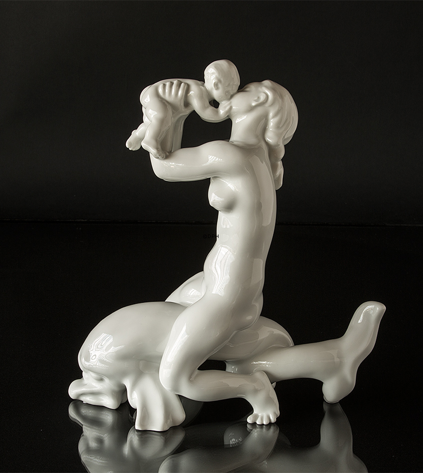 Kvinde som kysser barn, Bing & Grøndahl figur nr. 57 eller 4057