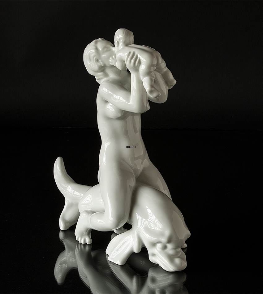 Kvinde som kysser barn, Bing & Grøndahl figur nr. 57 eller 4057