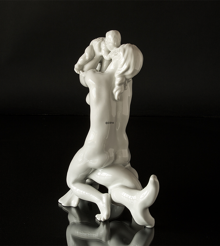 Kvinde som kysser barn, Bing & Grøndahl figur nr. 57 eller 4057