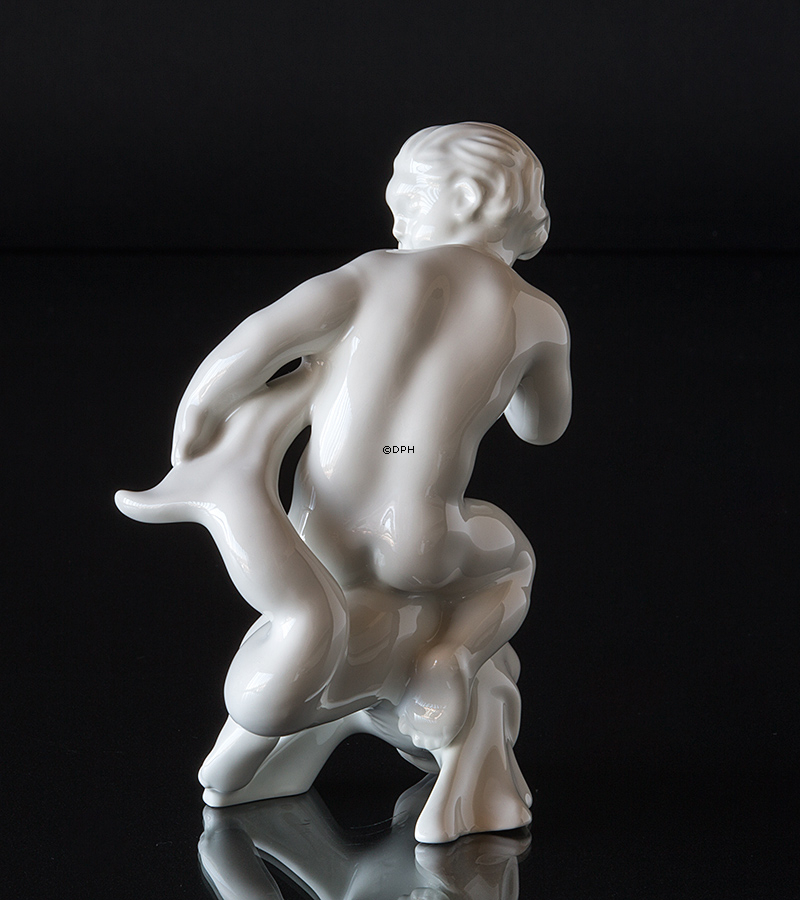 Dreng holder delfin, Bing & Grøndahl figur nr. 4060 eller 60