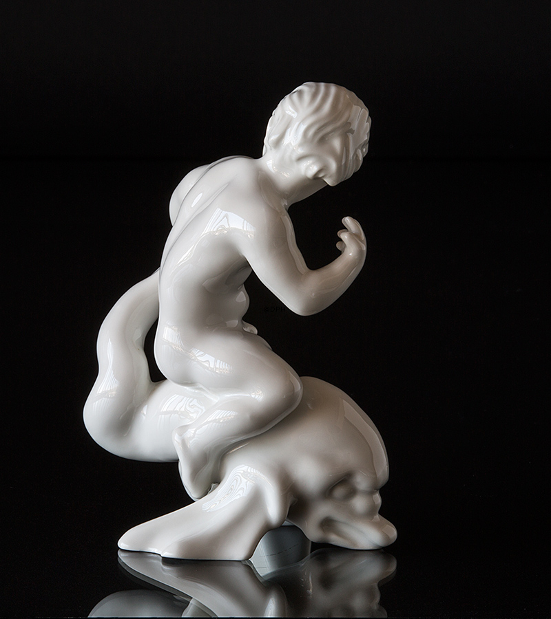 Dreng holder delfin, Bing & Grøndahl figur nr. 4060 eller 60