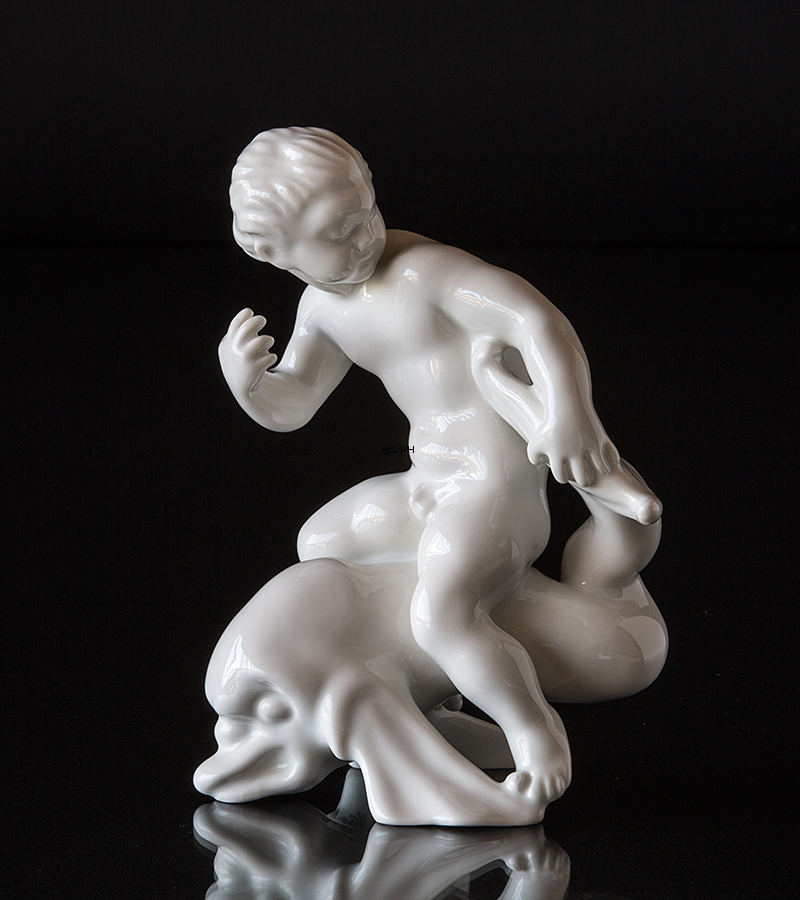 Dreng holder delfin, Bing & Grøndahl figur nr. 4060 eller 60
