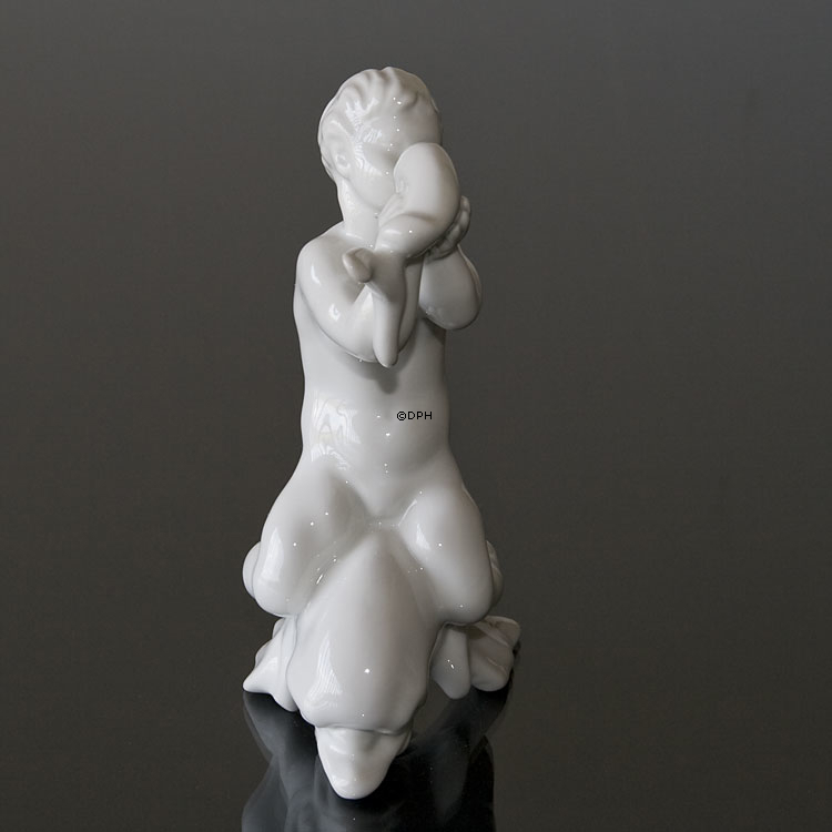 Havet, Pige kysser Delfin, Bing & Grøndahl figur nr. 61 eller 4061