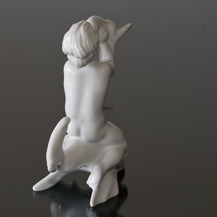 Havet, Pige kysser Delfin, Bing & Grøndahl figur nr. 61 eller 4061