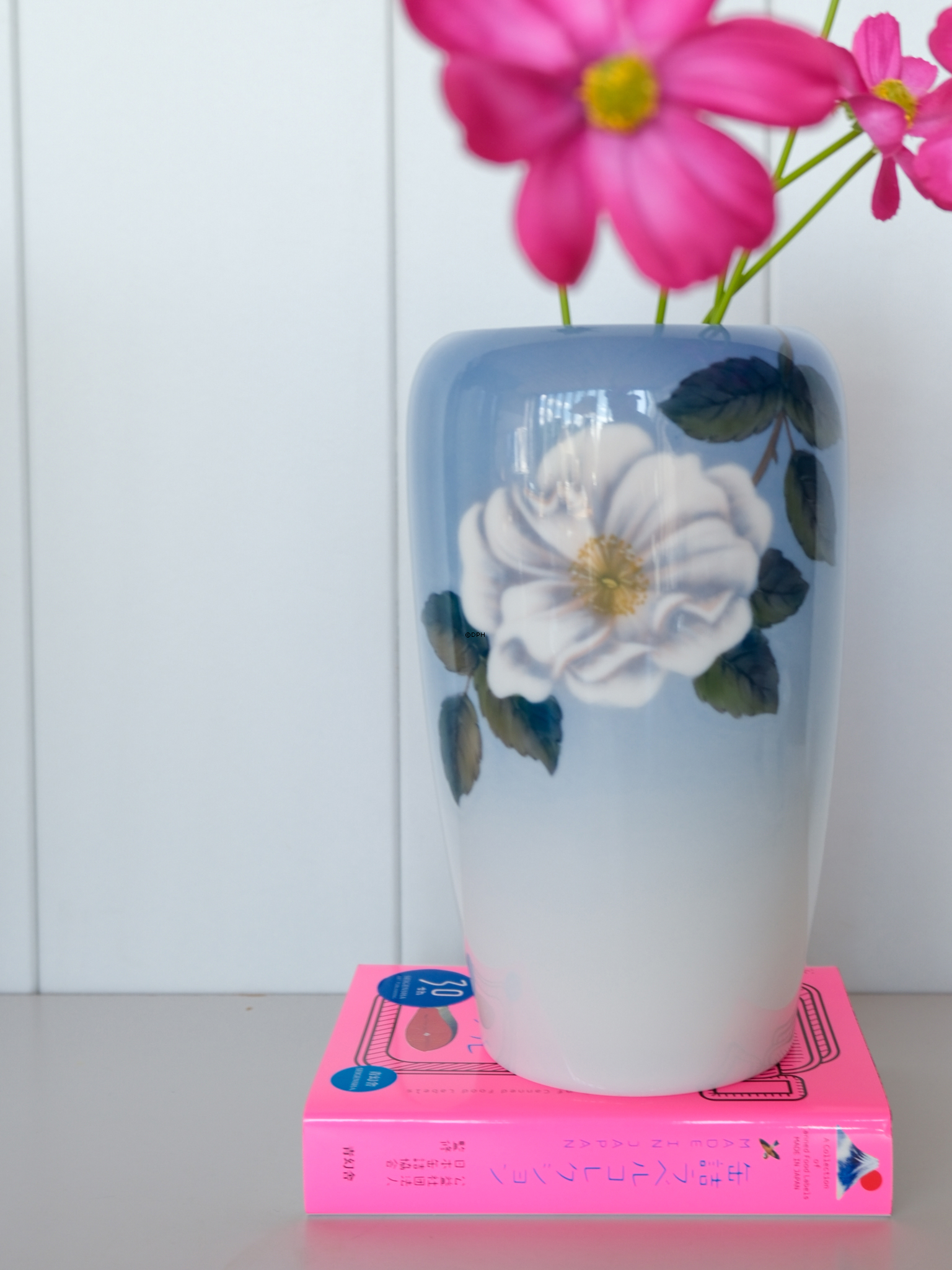 Vase med blomst, Bing & Grøndahl nr. 436-5448