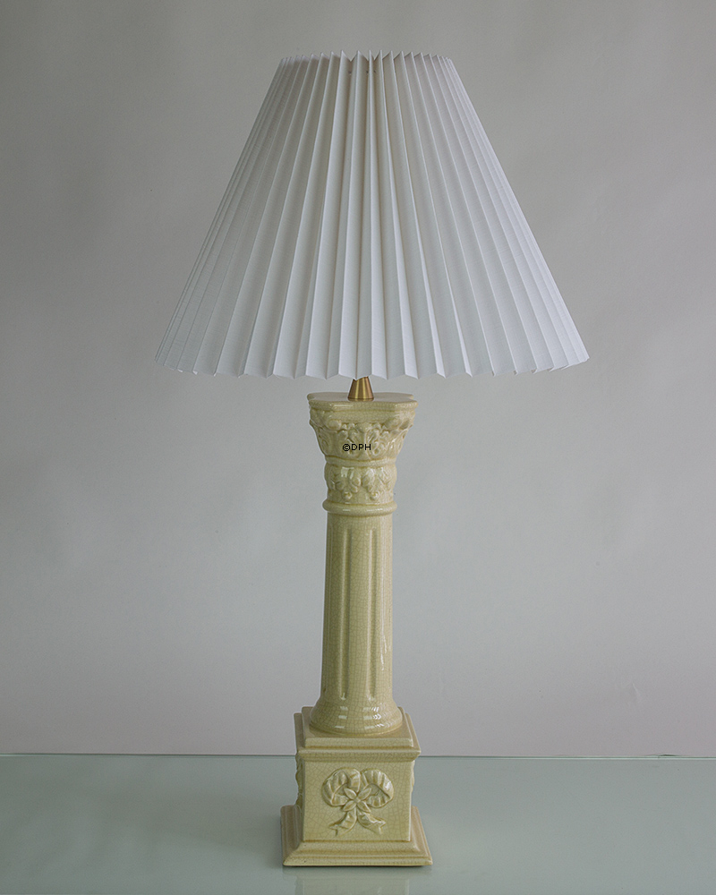 Plissé lampeskærm i hvid chintz stof, sidelængde 30cm