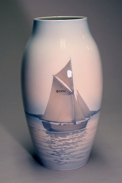 Vase med brunt Sejlskib, Bing & Grøndahl nr. 526-243