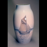 Vase med brunt Sejlskib, Bing & Grøndahl nr. 526-243