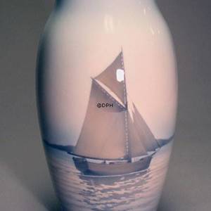 Vase med brunt Sejlskib, Bing & Grøndahl nr. 526-243 | Nr. B526-243 | DPH Trading