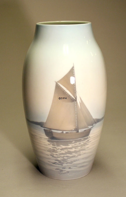 Vase med brunt Sejlskib, Bing & Grøndahl nr. 526-243