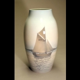 Vase mit braunem Segelschiff, Bing & Gröndahl Nr. 526-243
