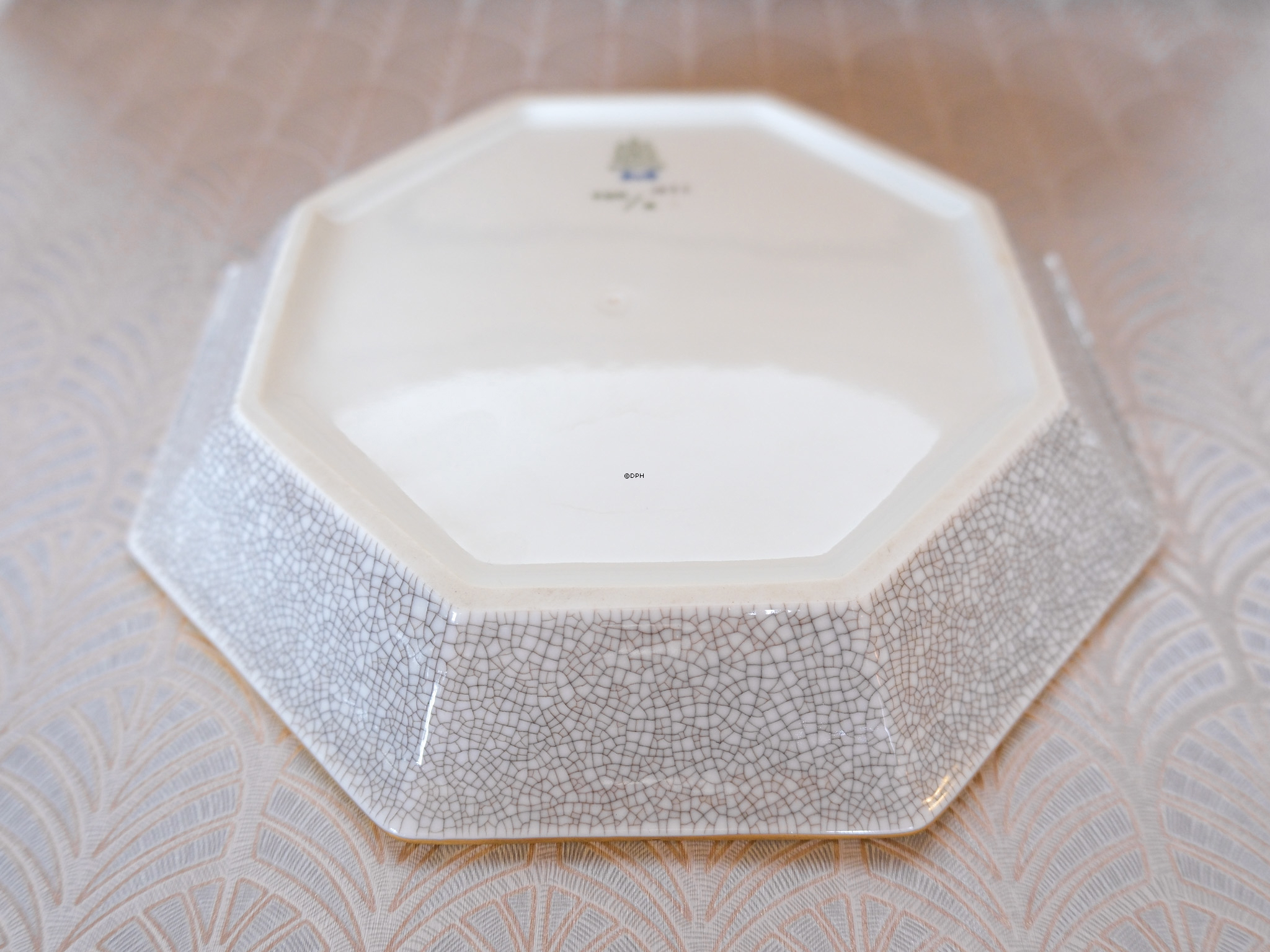 Kantet skål grå krakkeleret med rådyr, Bing & Grøndahl nr. 600-1055