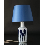 Bordlampe med blå blomster, Bing & Grøndahl nr. 5715-2101