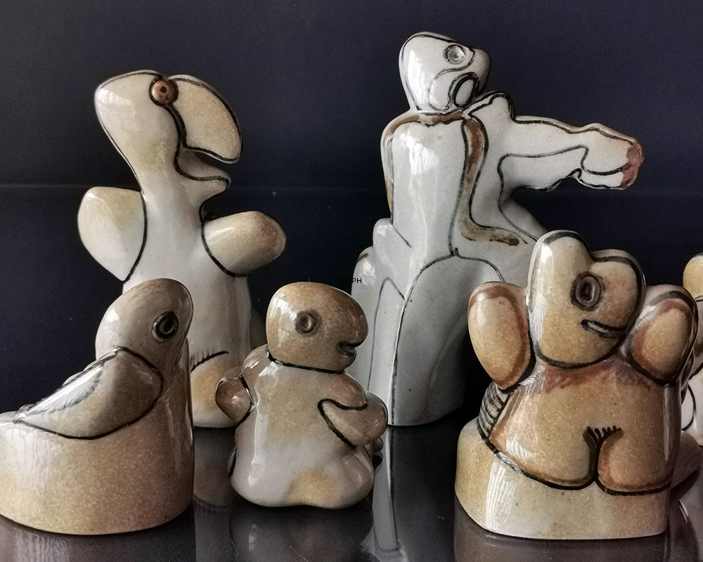 Steen Lykke Madsen abstrakt figur, siddende, Bing & Grøndahl stentøjsfigur nr. 7052